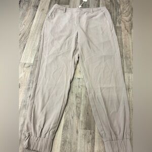 Women’s NWT Alice Blue Pants Size Medium In Tan With Pockets